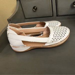White flats with lattice in size 38